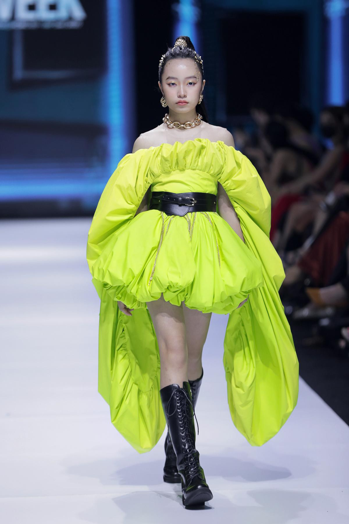 Lynk Lee, Võ Hoàng Yến nhún nhảy tưng bừng, pose dáng thần thái trên sàn catwalk Ảnh 10