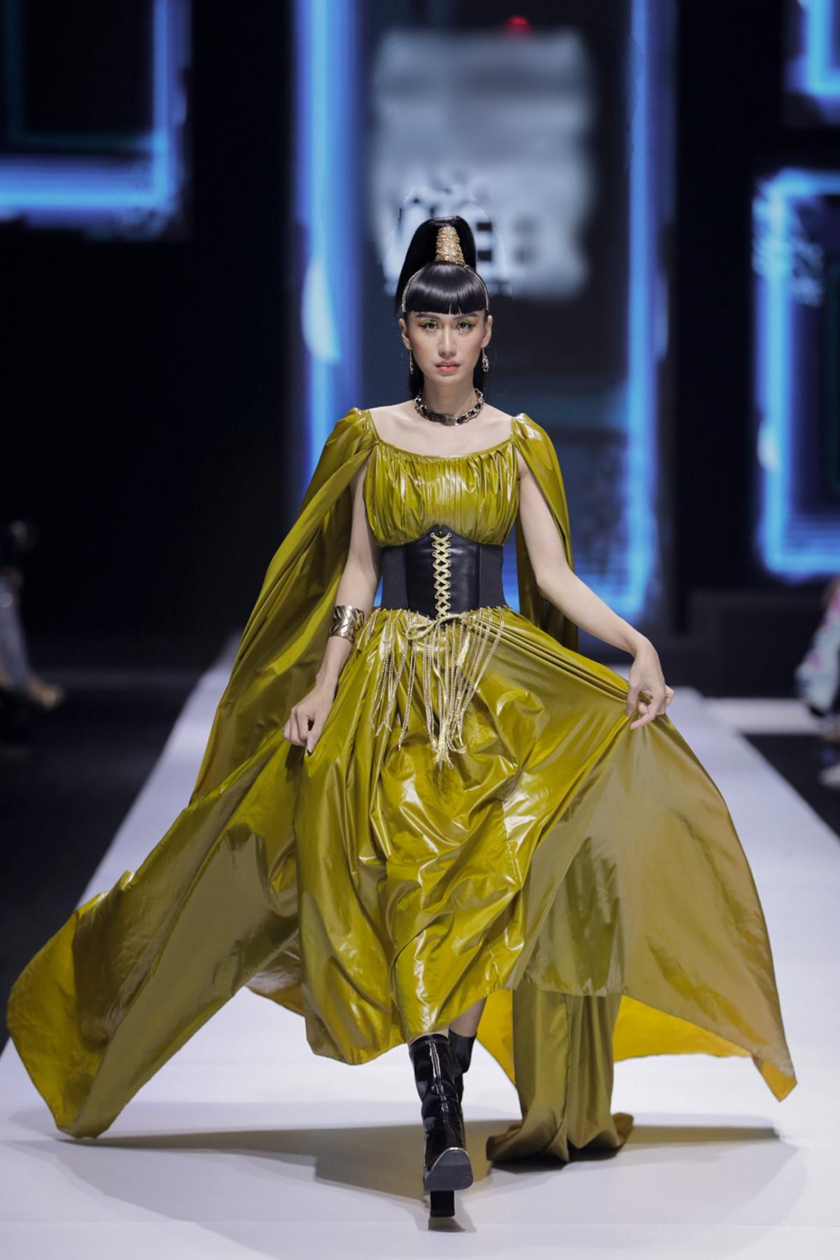 Lynk Lee, Võ Hoàng Yến nhún nhảy tưng bừng, pose dáng thần thái trên sàn catwalk Ảnh 6