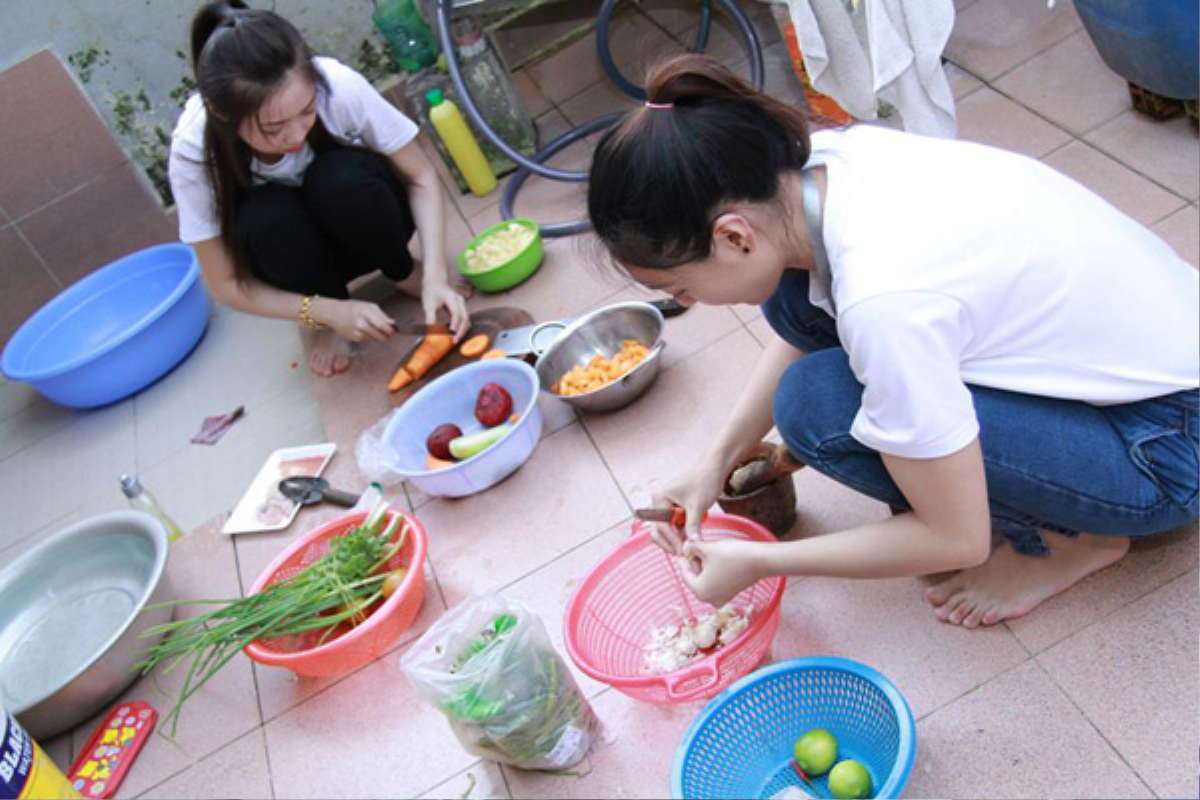 Bạn cùng phòng hào hứng đi chợ mua rau, nữ sinh ăn xong thì 'đứng hình' khi phát hiện ra giá cả thực sự Ảnh 2