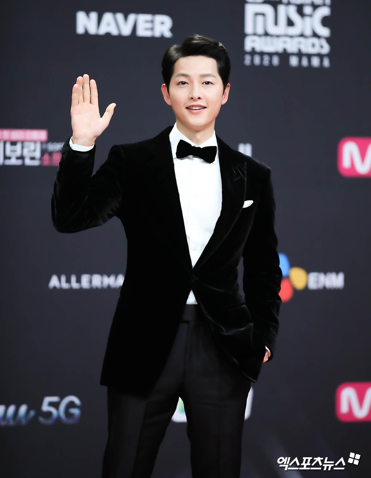 'MAMA 2020': Song Joong Ki rạng rỡ trên thảm đỏ cùng TWICE - GOT7, Jessi khoe vòng ba phản cảm Ảnh 44