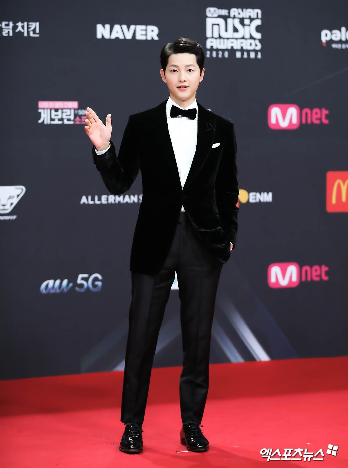 'MAMA 2020': Song Joong Ki rạng rỡ trên thảm đỏ cùng TWICE - GOT7, Jessi khoe vòng ba phản cảm Ảnh 46