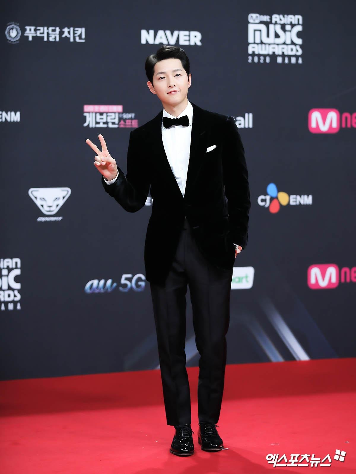 'MAMA 2020': Song Joong Ki rạng rỡ trên thảm đỏ cùng TWICE - GOT7, Jessi khoe vòng ba phản cảm Ảnh 41