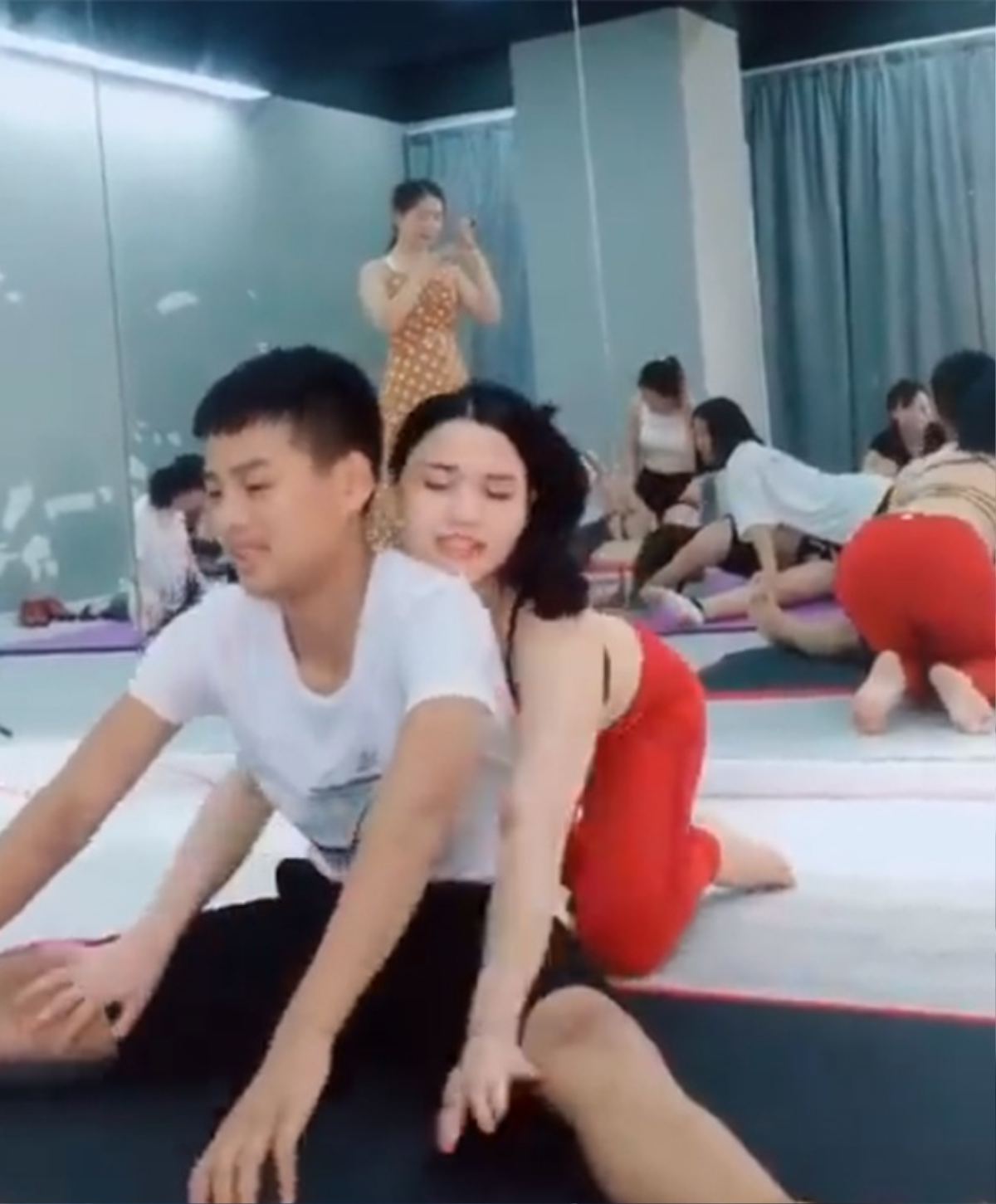 Đến lớp Yoga quan sát con trai học hành, ông bố 'đứng ngồi không yên' khi thấy hành động này của cô giáo Ảnh 1