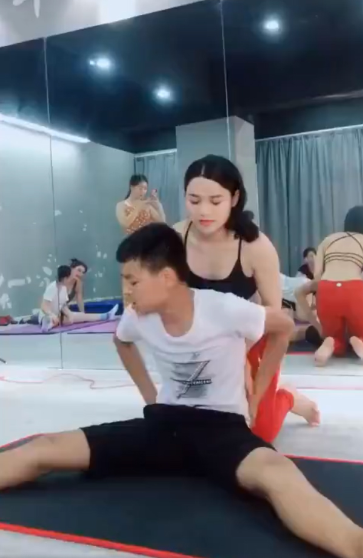 Đến lớp Yoga quan sát con trai học hành, ông bố 'đứng ngồi không yên' khi thấy hành động này của cô giáo Ảnh 2