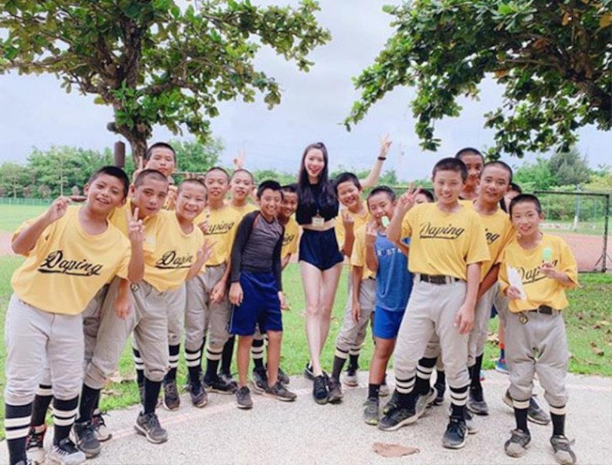 Đến lớp Yoga quan sát con trai học hành, ông bố 'đứng ngồi không yên' khi thấy hành động này của cô giáo Ảnh 4