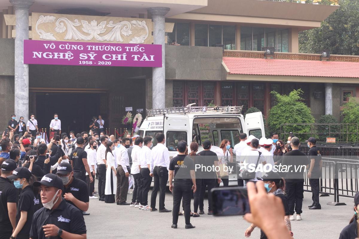 Lễ tang cố nghệ sĩ Chí Tài: Việt Hương tiều tụy, Trường Giang cúi đầu buồn bã cùng Nhã Phương đến viếng Ảnh 2