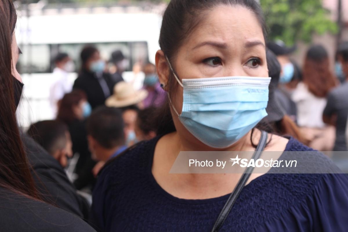 Lễ tang cố nghệ sĩ Chí Tài: Việt Hương tiều tụy, Trường Giang cúi đầu buồn bã cùng Nhã Phương đến viếng Ảnh 15