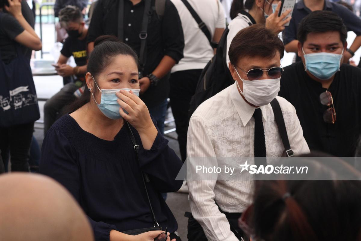 Lễ tang cố nghệ sĩ Chí Tài: Việt Hương tiều tụy, Trường Giang cúi đầu buồn bã cùng Nhã Phương đến viếng Ảnh 17