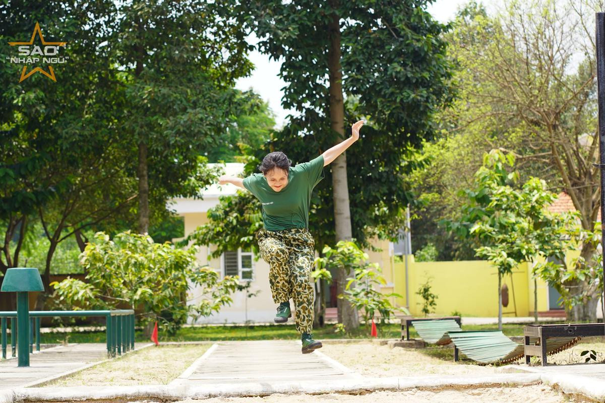 Diệu Nhi lấy đà nhảy xa như tập dưỡng sinh và nguyên nhân khiến hội 'nữ chiến binh' cổ vũ hết mình Ảnh 8