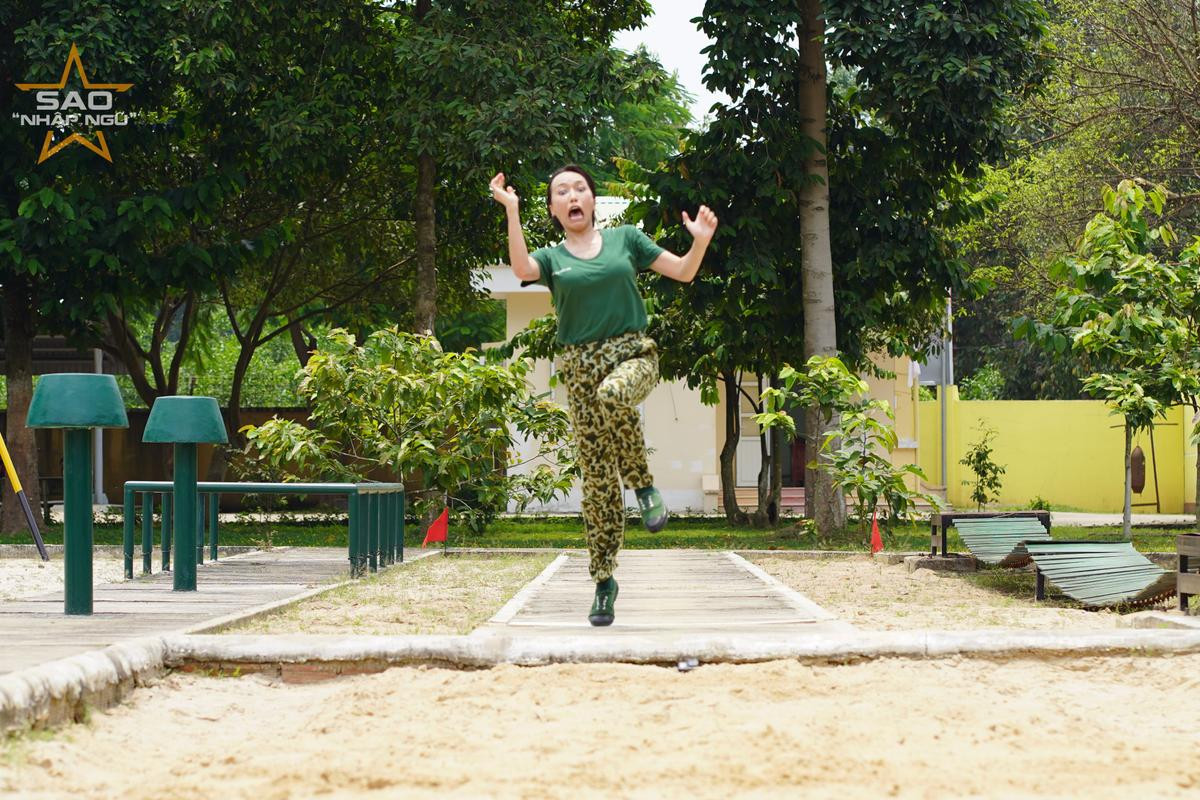 Diệu Nhi lấy đà nhảy xa như tập dưỡng sinh và nguyên nhân khiến hội 'nữ chiến binh' cổ vũ hết mình Ảnh 13