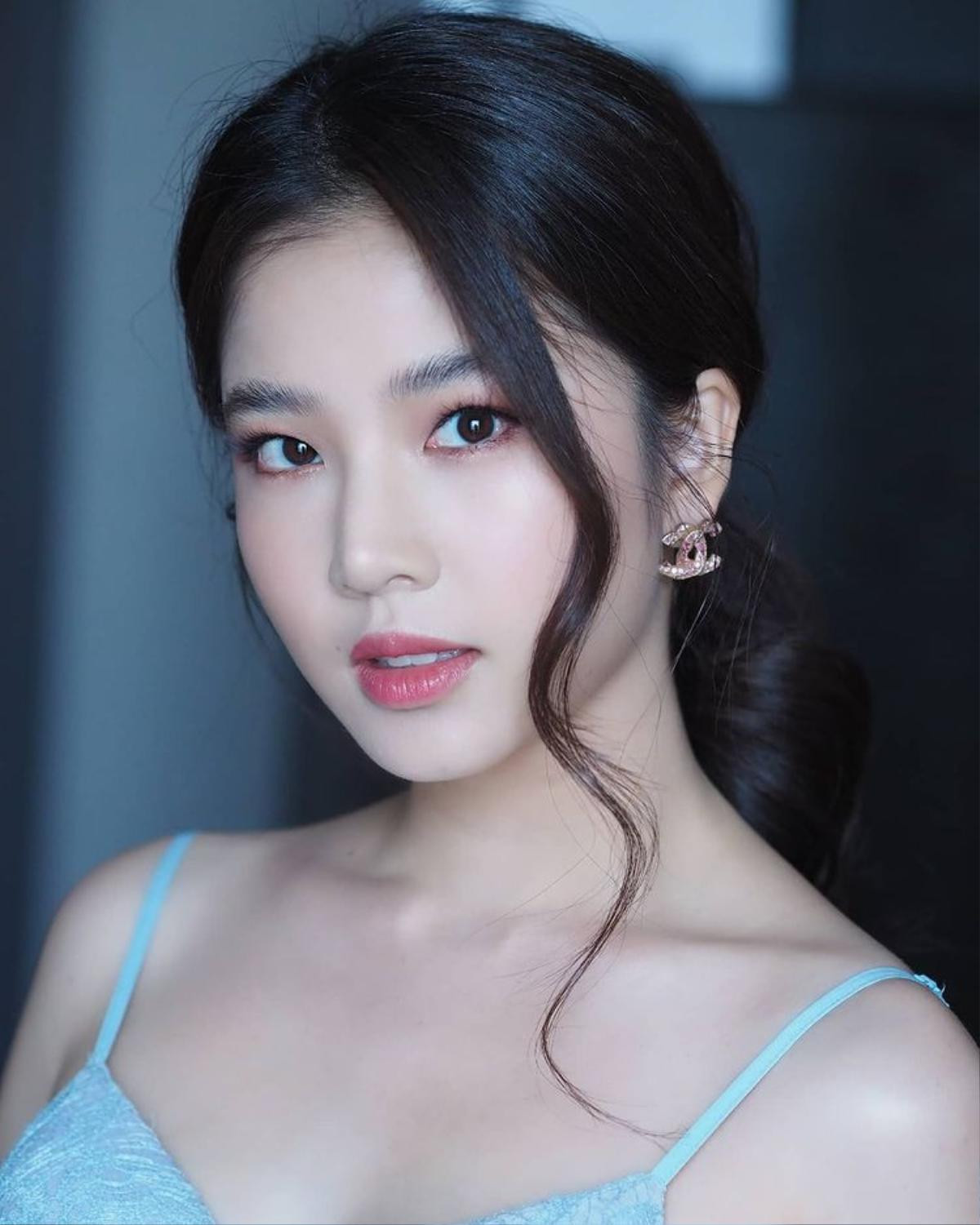 Fon Sananthachat chụp ảnh cho bữa tối nhưng cư dân mạng lại tập trung vào người trong gương? Ảnh 1