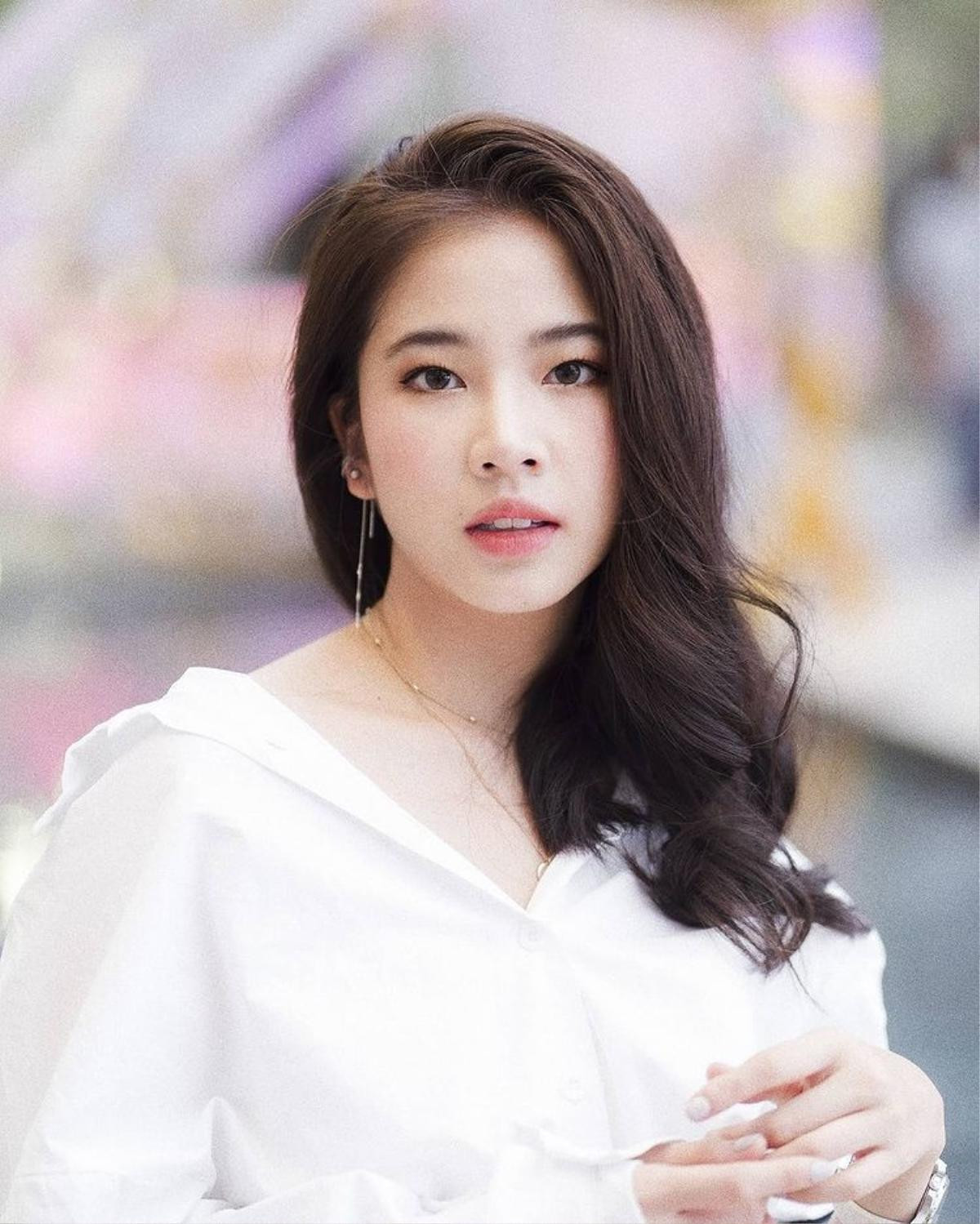 Fon Sananthachat chụp ảnh cho bữa tối nhưng cư dân mạng lại tập trung vào người trong gương? Ảnh 2