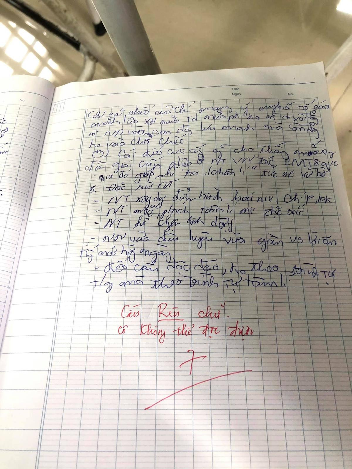 Cho học sinh 7 điểm kiểm tra môn Văn nhưng cô giáo lại để lại lời phê khiến nhiều người thấy mâu thuẫn Ảnh 1