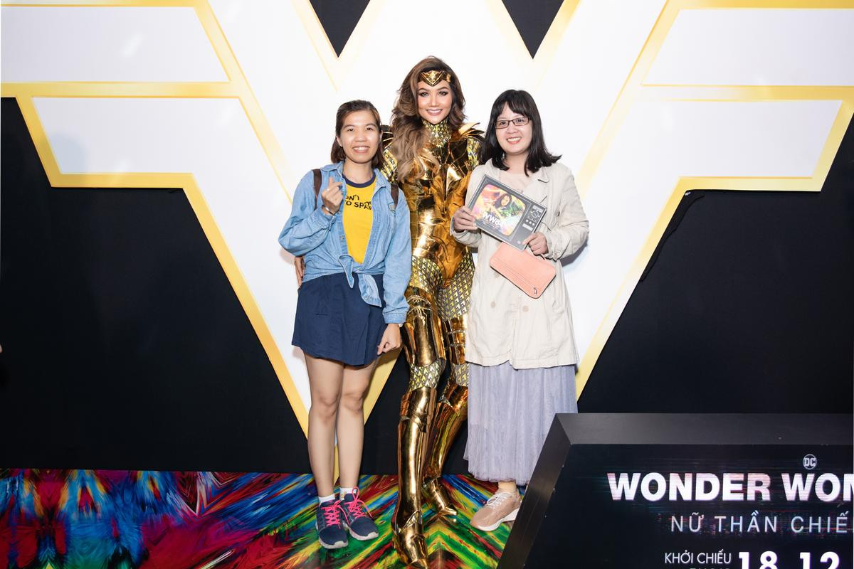 H'Hen Niê cosplay lộng lẫy soán ngôi 'chị đại' Gal Gadot, oanh tạc thảm đỏ ra mắt 'Wonder Woman 1984' Ảnh 7