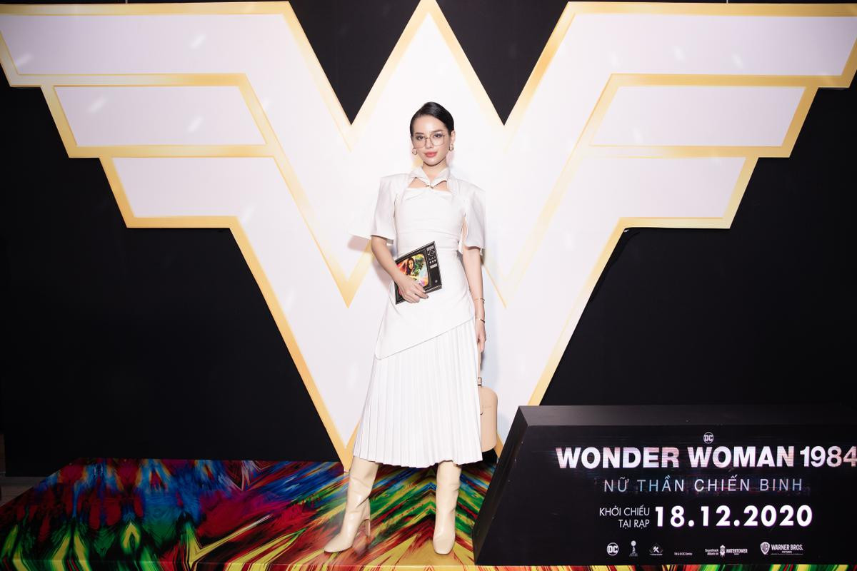 H'Hen Niê cosplay lộng lẫy soán ngôi 'chị đại' Gal Gadot, oanh tạc thảm đỏ ra mắt 'Wonder Woman 1984' Ảnh 26