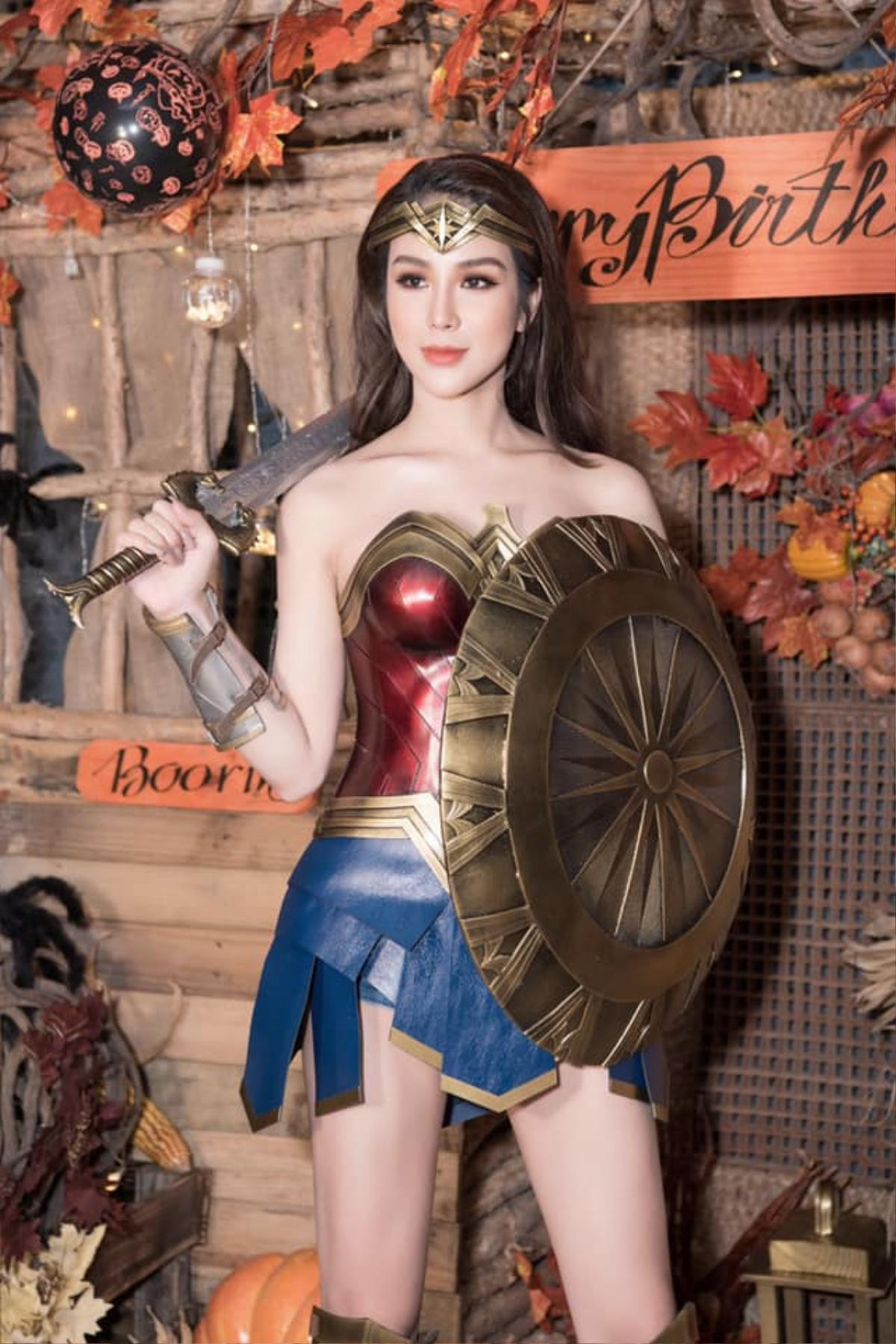 Dàn mỹ nhân Việt cosplay Wonder Woman: H'Hen Niê - Minh Tú 'chất lừ' - Diệp Lâm Anh bị chê 'giả trân' Ảnh 10