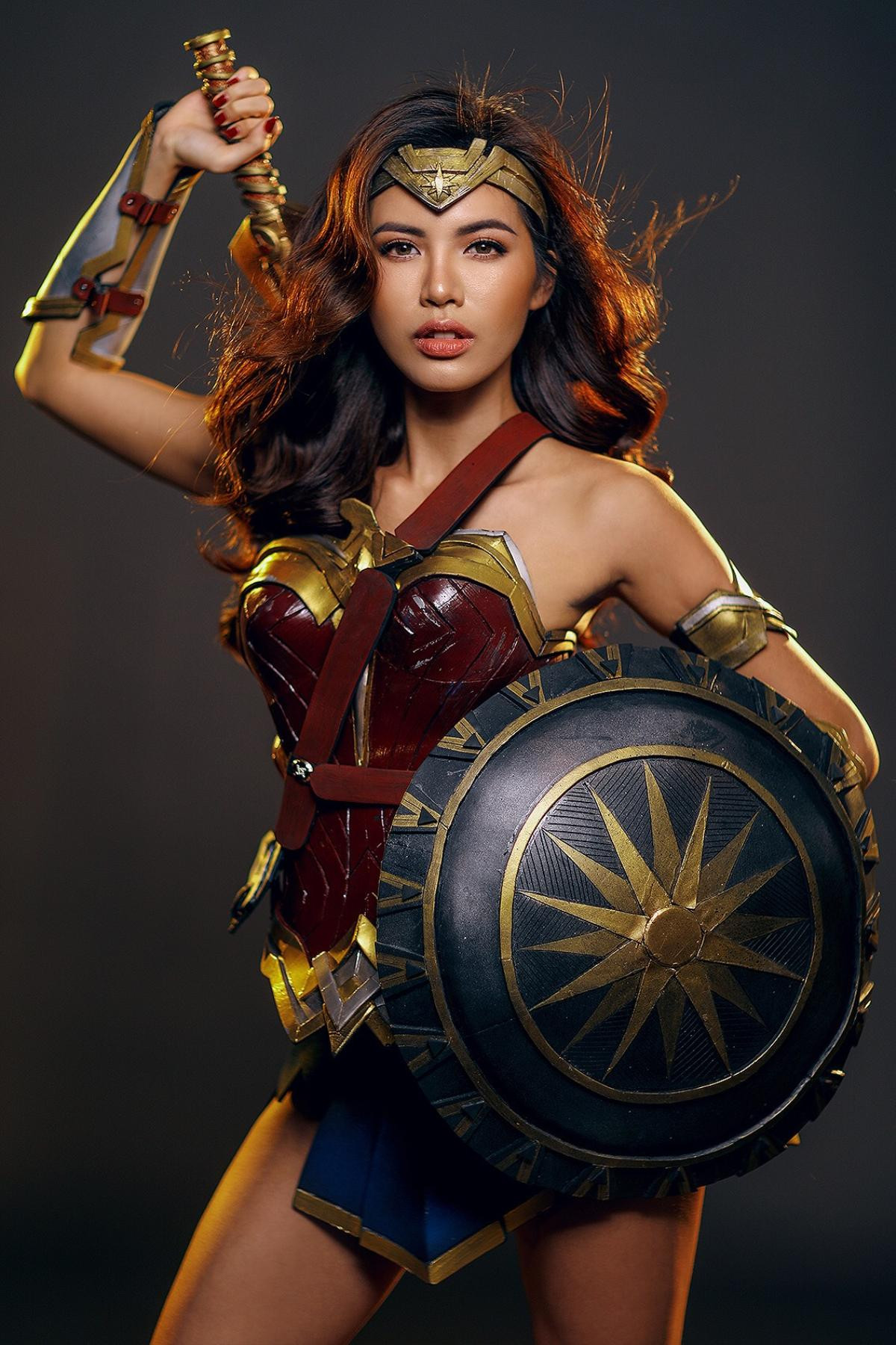 H'Hen Niê, Minh Tú đua nhau cosplay thành Wonder Woman đầy quyến rũ và táo bạo Ảnh 7