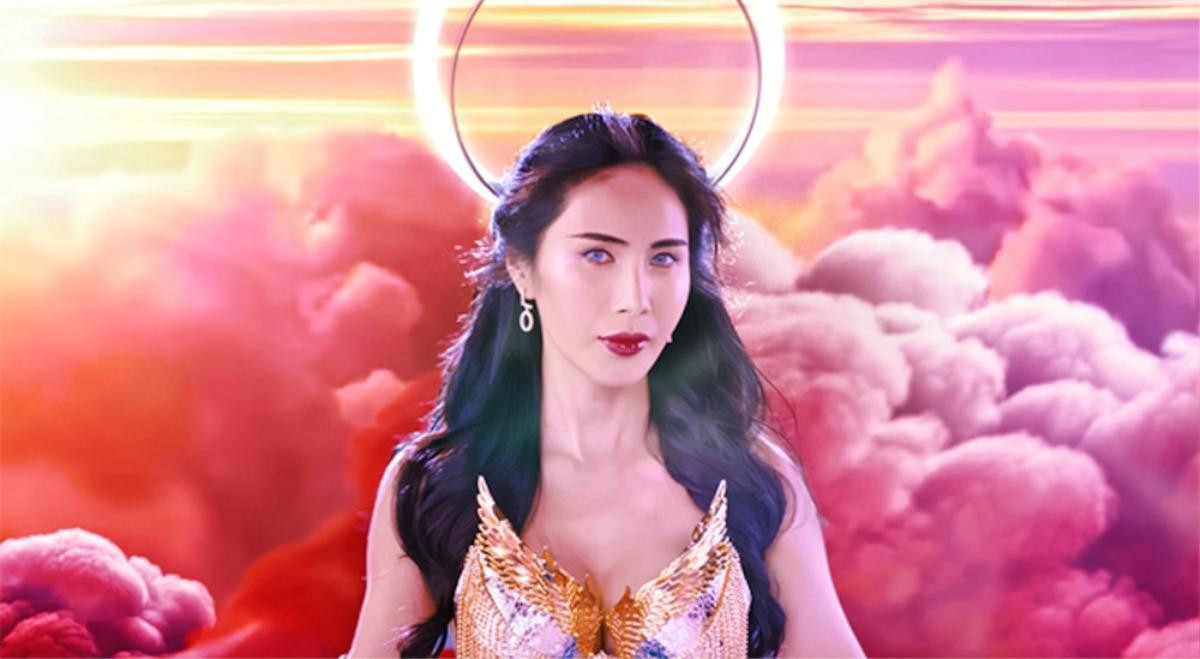 Trong MV 'Ngải tình', Thủy Tiên cũng có bộ thiết kế na ná nhân vật Wonder Woman