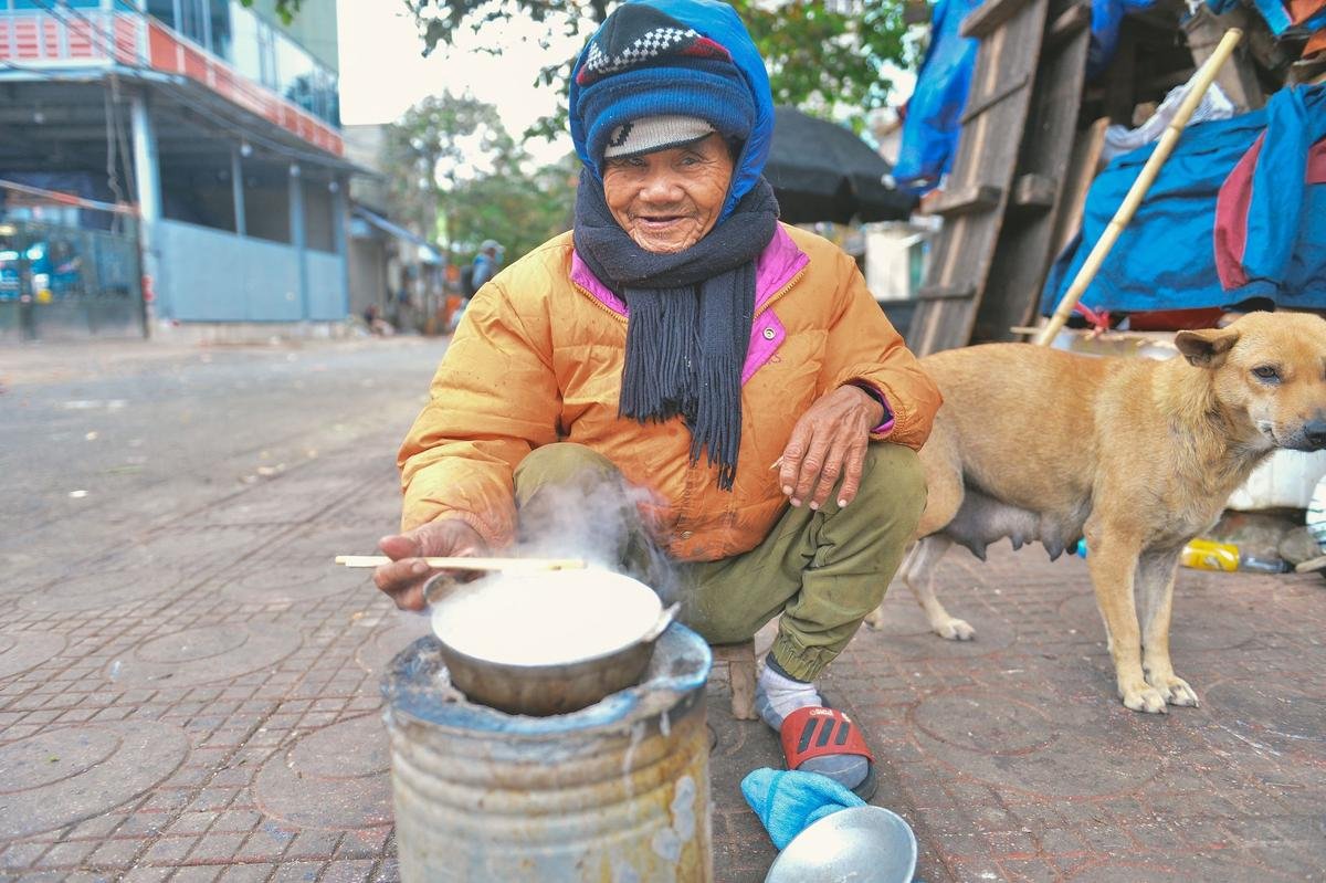 Cặp vợ chồng hơn 20 năm chống chọi với cái lạnh trong túp lều xập xệ: 'May không chết rét ngoài đường' Ảnh 3