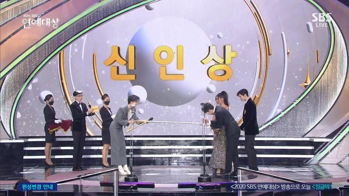 Kết quả 'SBS Entertainment Awards 2020': Kim Jong Kook thắng Daesang, Yoo Jae Suk 'Running Man' trắng tay Ảnh 11