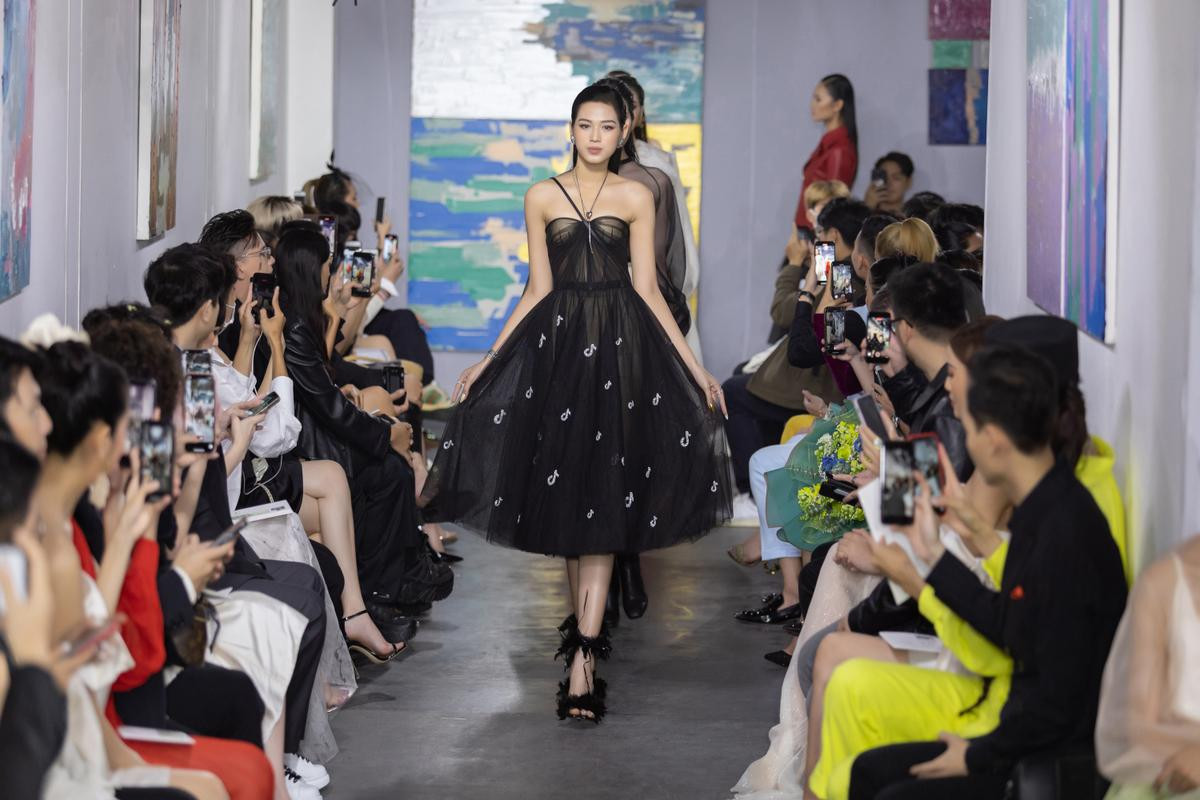 Top 3 HHVN 2020 lần đầu diễn catwalk cùng nhau, Đỗ Thị Hà 'lên trình' rõ rệt! Ảnh 4