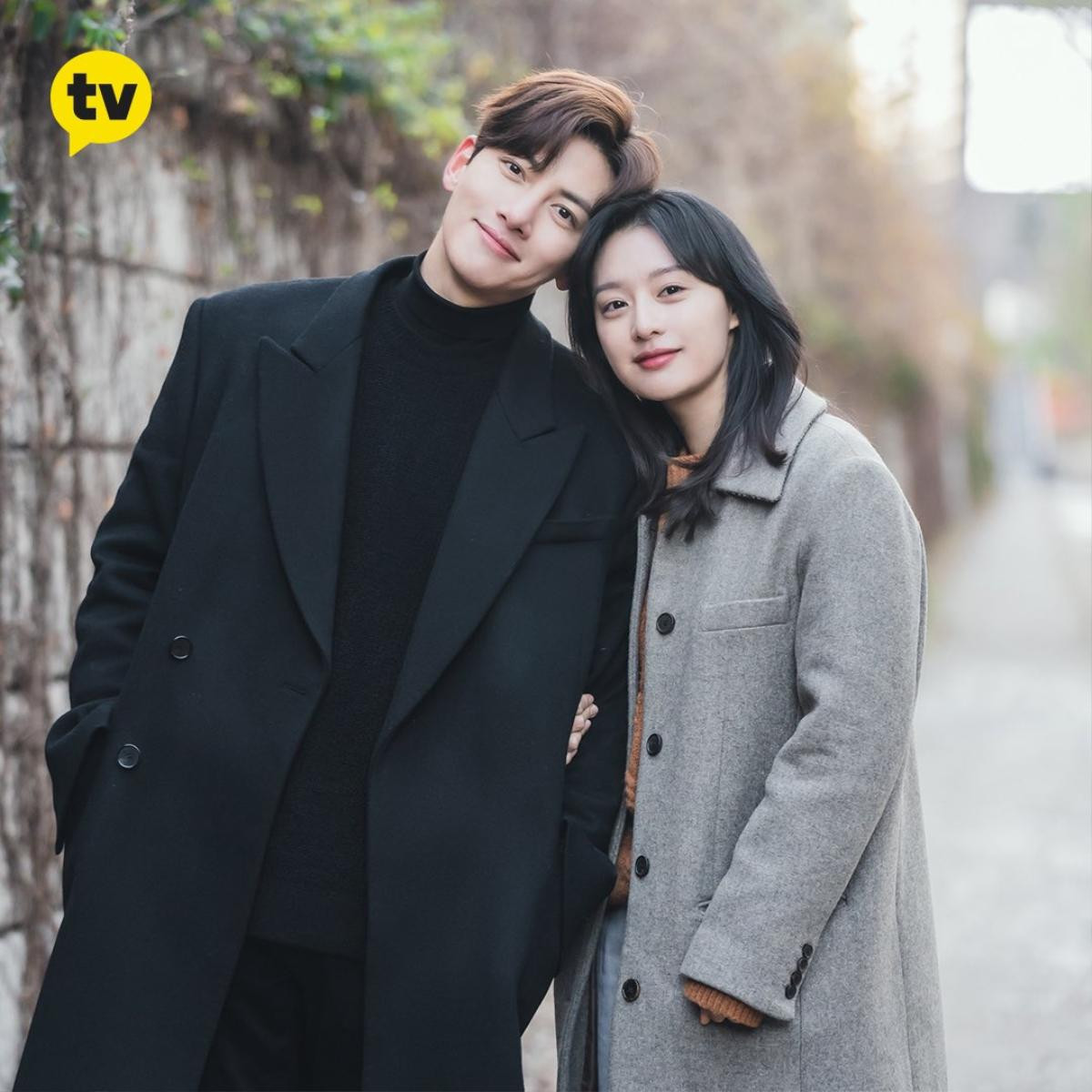 Ji Chang Wook và Kim Ji Won 'sưởi ấm' trái tim người xem bằng hình ảnh ngọt ngào tựa đầu vào vai nhau Ảnh 1