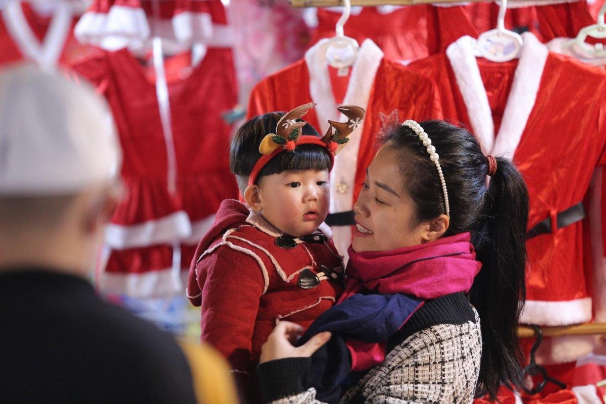 Hàng nghìn người Hà Nội đổ về nhà thờ lớn trong đêm Noel, nhiều người 'quên' đeo khẩu trang Ảnh 7