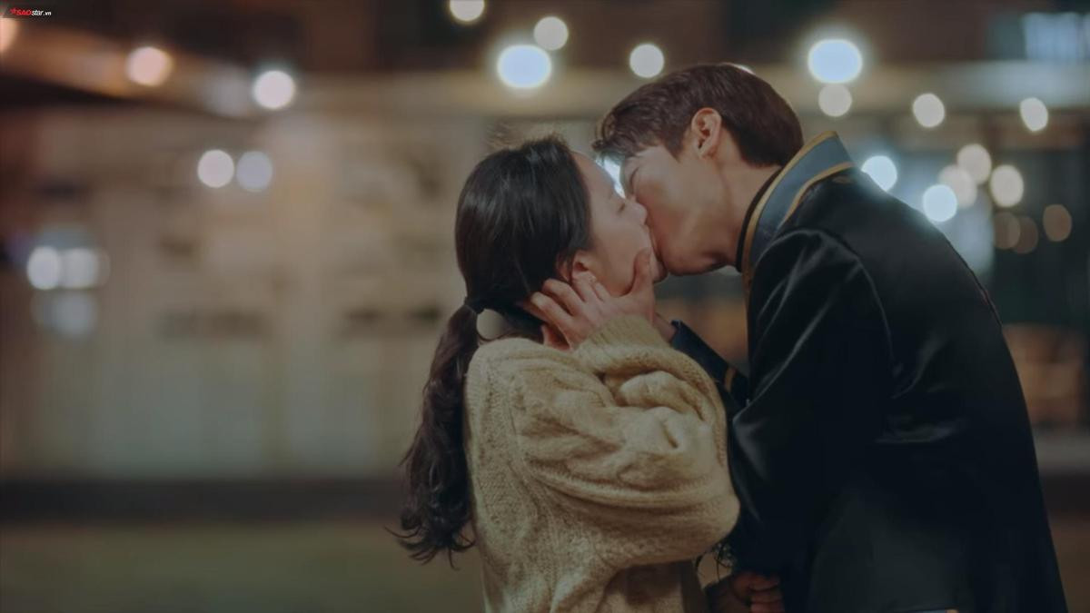 Đề cử 'Nụ hôn đẹp nhất của năm': Lee Min Ho và Kim Go Eun sẽ chiến thắng với nụ hôn cổ táo bạo? Ảnh 5