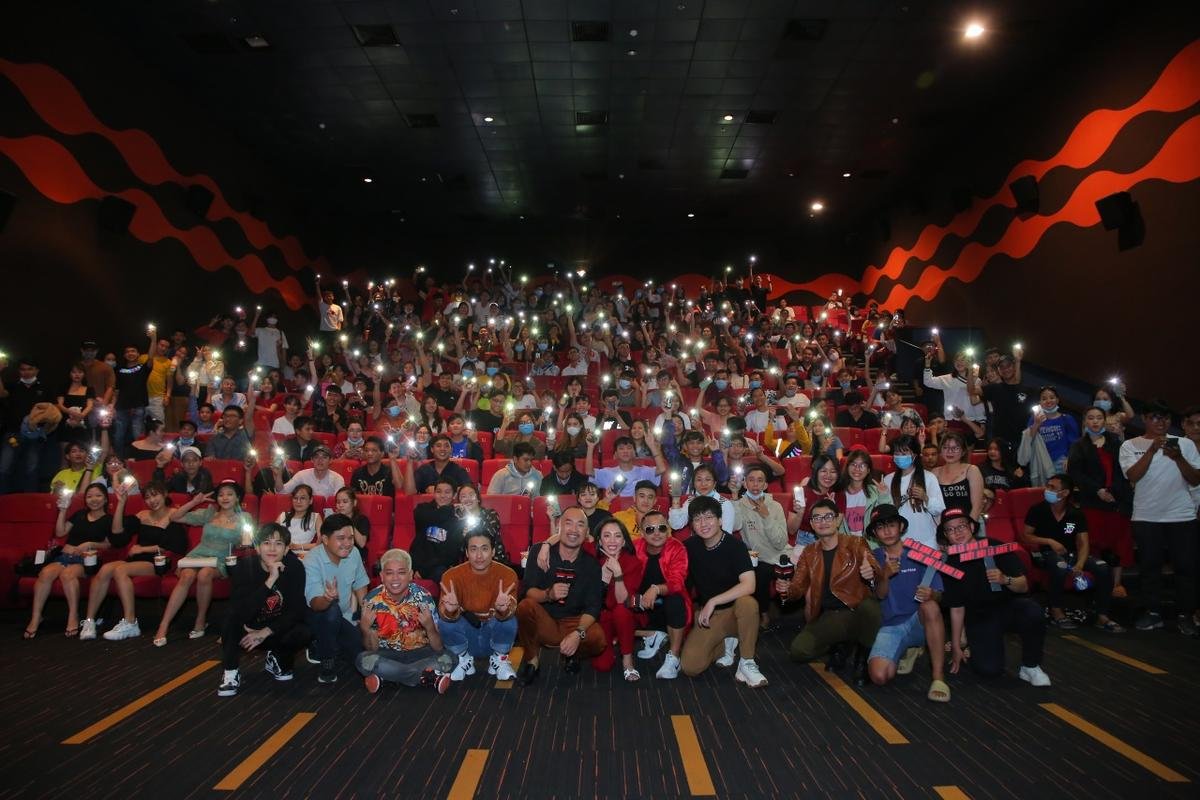 Choáng ngợp với lượng fan đổ đến cinetour 'Chị Mười Ba: 3 Ngày sinh tử' Ảnh 2