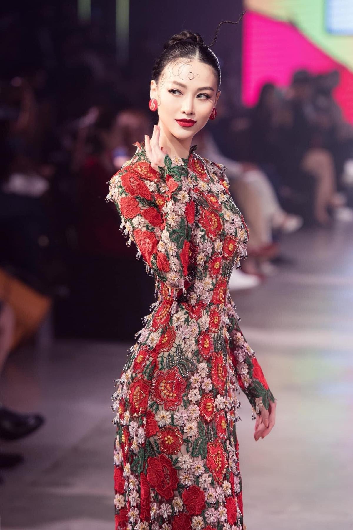 Phương Khánh tái xuất sàn runway, hóa 'Đào nương' diễn Vedette thần thái 'sắc lẹm' Ảnh 1