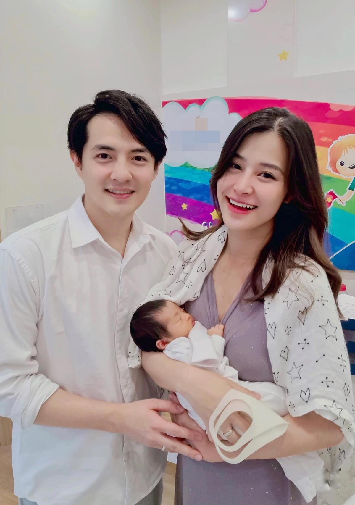 7 em bé showbiz Việt 'sinh ở vạch đích': Hà Hồ sinh đôi viên mãn, thiên thần nhà Đông Nhi quá đáng yêu Ảnh 4