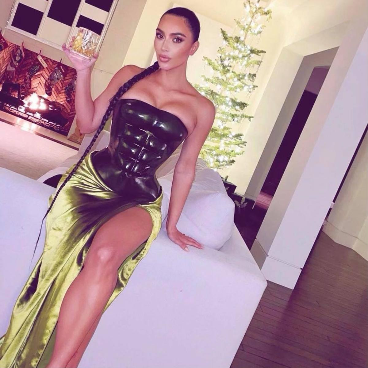 Chị em nhà Kardashian lên đồ đi tiệc cuối năm lòe loẹt như dự lễ Halloween Ảnh 7