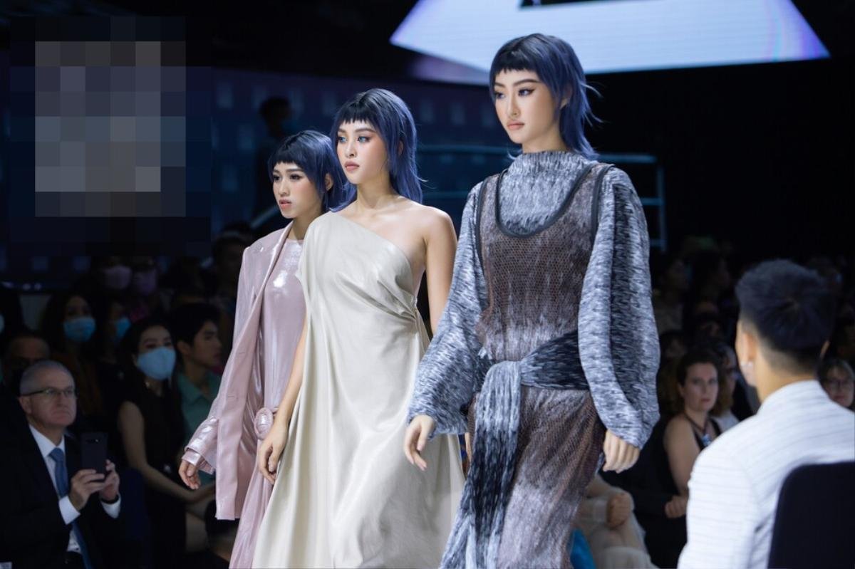 Hoa hậu Đỗ Thị Hà catwalk: khi bị 'át vía', lúc thần thái hơn người Ảnh 4