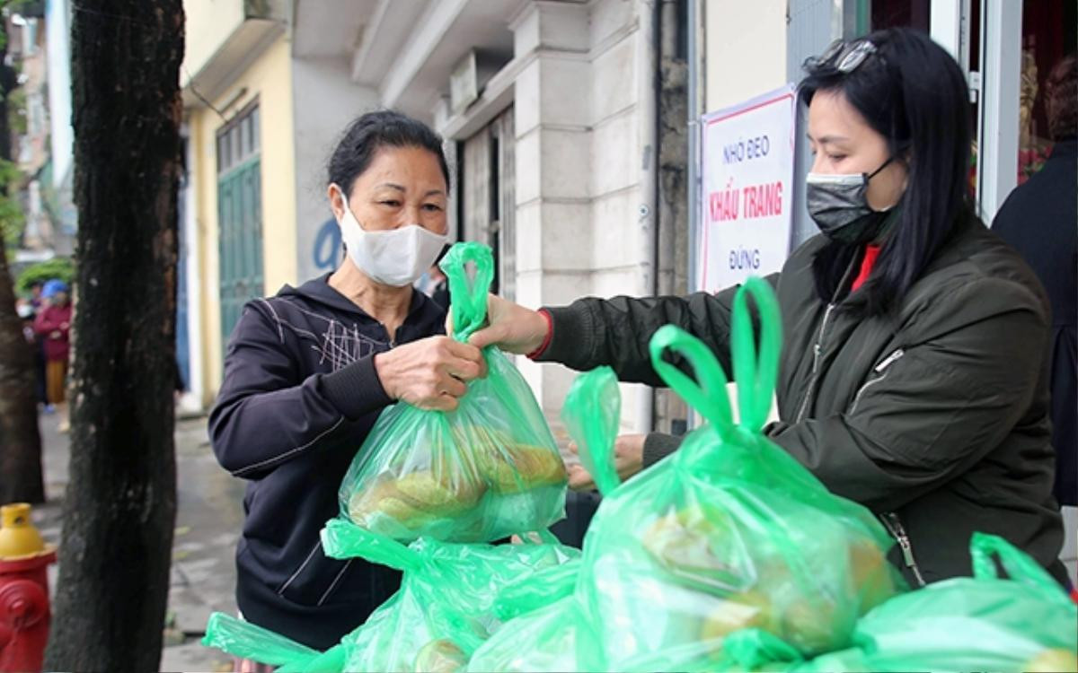 Những hình ảnh đẹp trong hai 'cuộc chiến' chống thiên tai bão lũ và dịch Covid- 19 năm 2020 vừa qua Ảnh 19