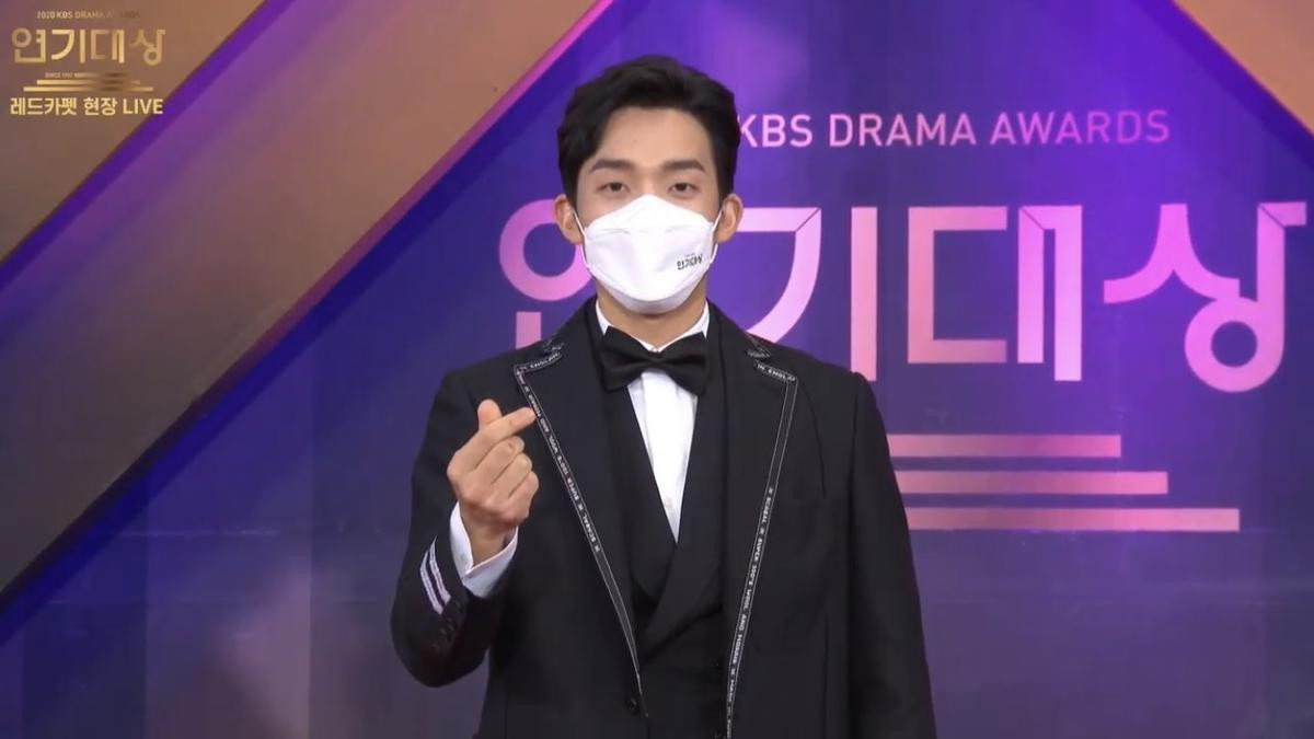 Thảm đỏ 'KBS Drama Awards 2020': Kim Young Dae, Seo Ji Hoon và Lee Jae Wook cực điển trai Ảnh 11