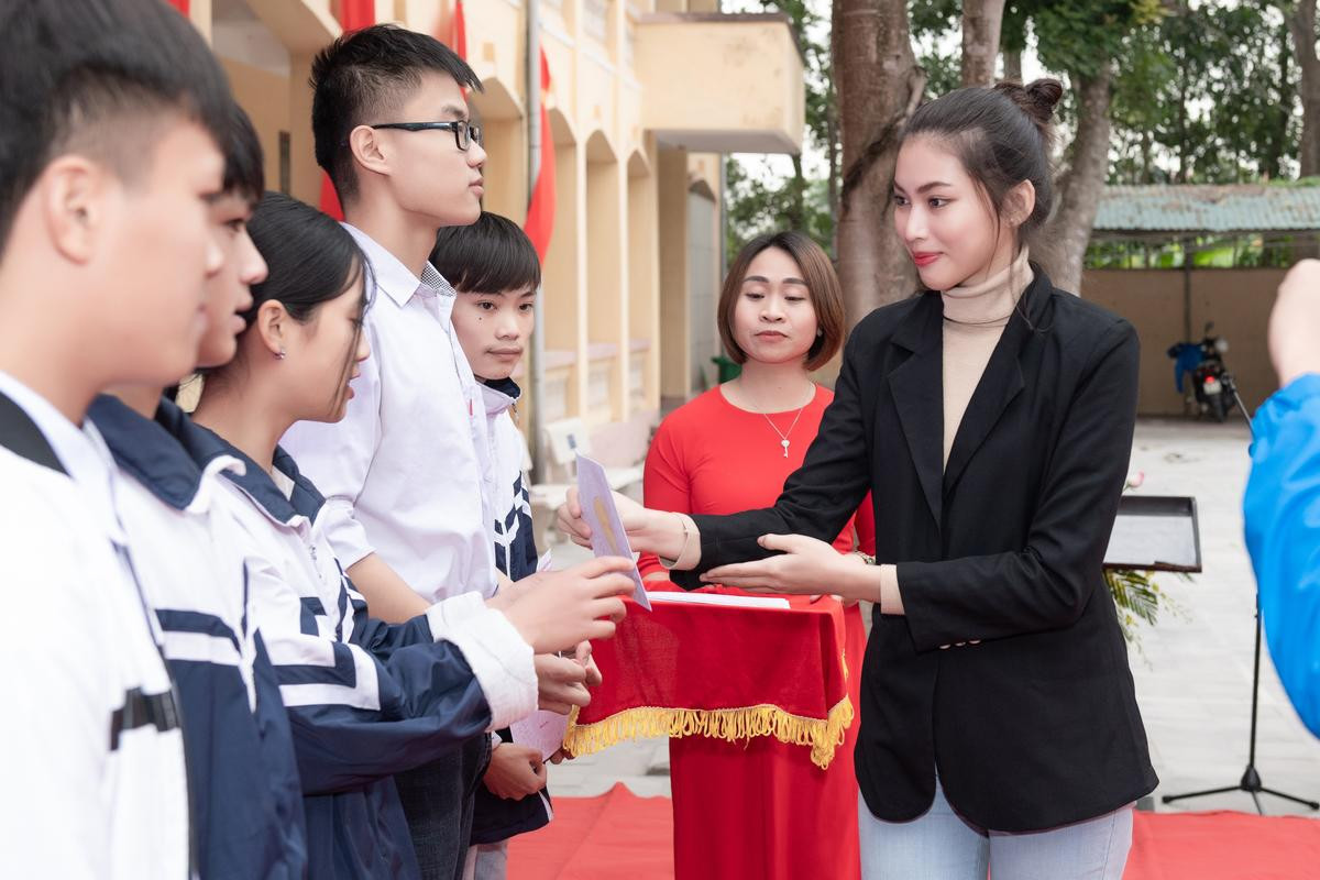 Hoa hậu Đỗ Thị Hà diện áo dài nền nã trao học bổng cho học sinh khó khăn tại quê hương Thanh Hóa Ảnh 6