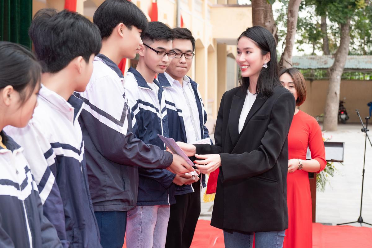 Hoa hậu Đỗ Thị Hà diện áo dài nền nã trao học bổng cho học sinh khó khăn tại quê hương Thanh Hóa Ảnh 5