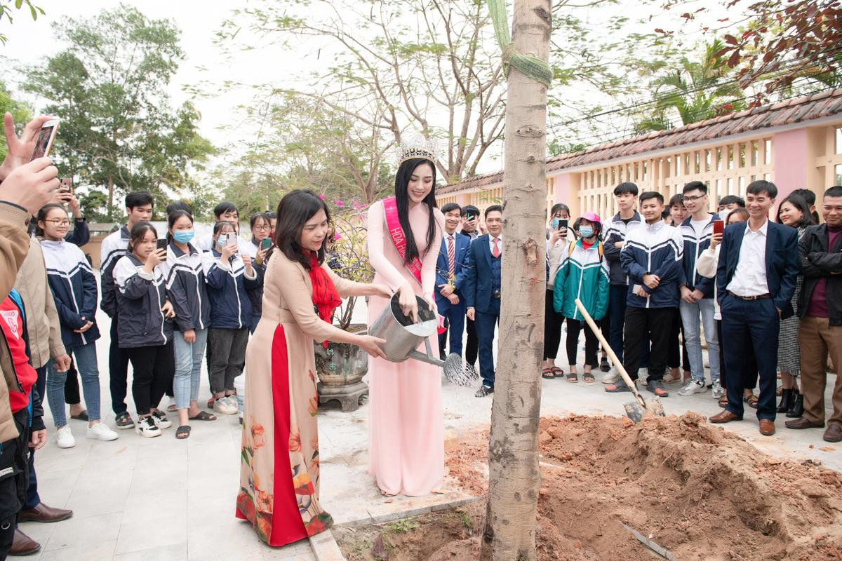 Hoa hậu Đỗ Thị Hà diện áo dài nền nã trao học bổng cho học sinh khó khăn tại quê hương Thanh Hóa Ảnh 3