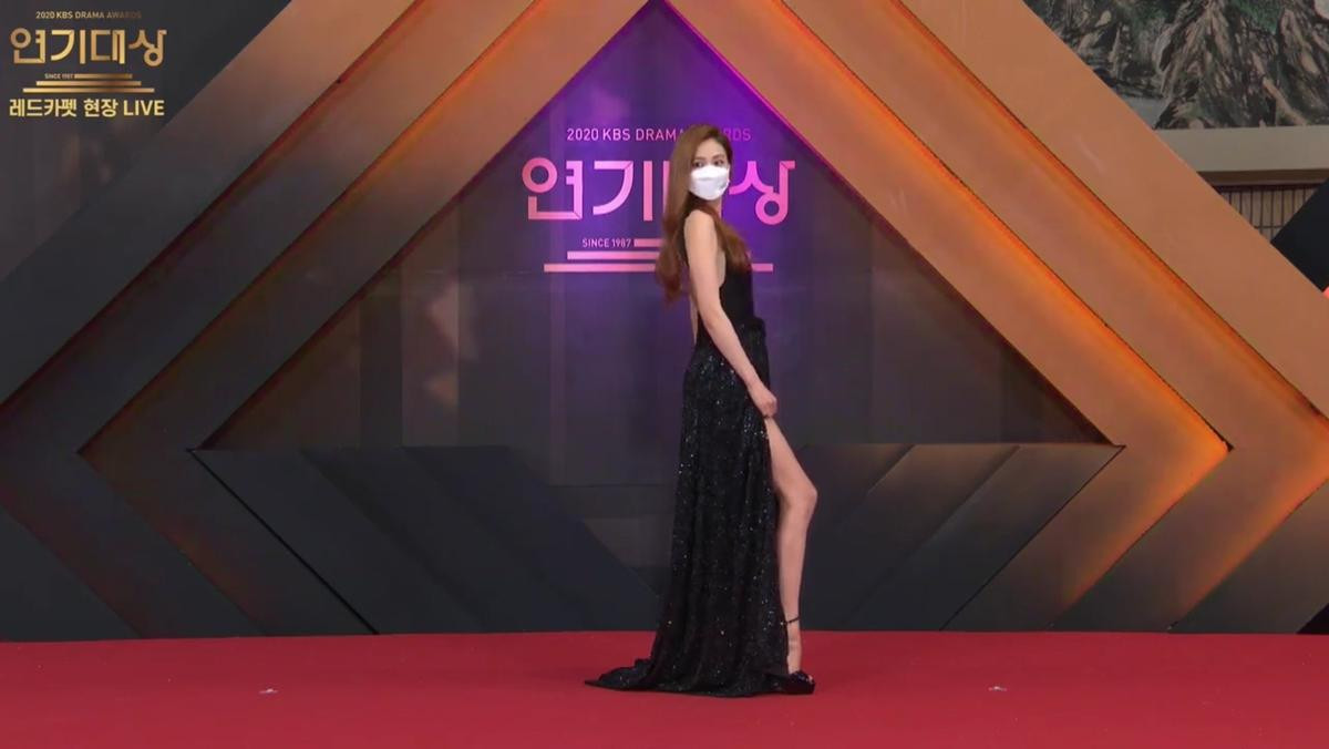 Thảm đỏ 'KBS Drama Awards 2020': Nana diện đầm cắt xẻ táo bạo chiếm trọn 'spotlight' Ảnh 2