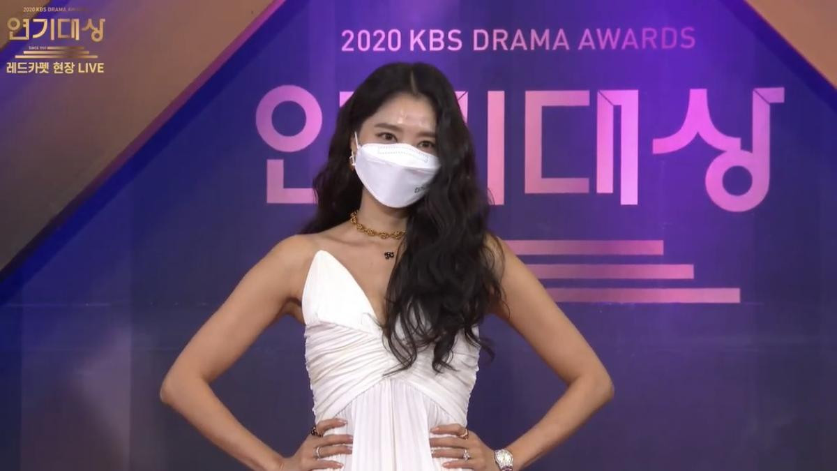 Thảm đỏ 'KBS Drama Awards 2020': Nana diện đầm cắt xẻ táo bạo chiếm trọn 'spotlight' Ảnh 7