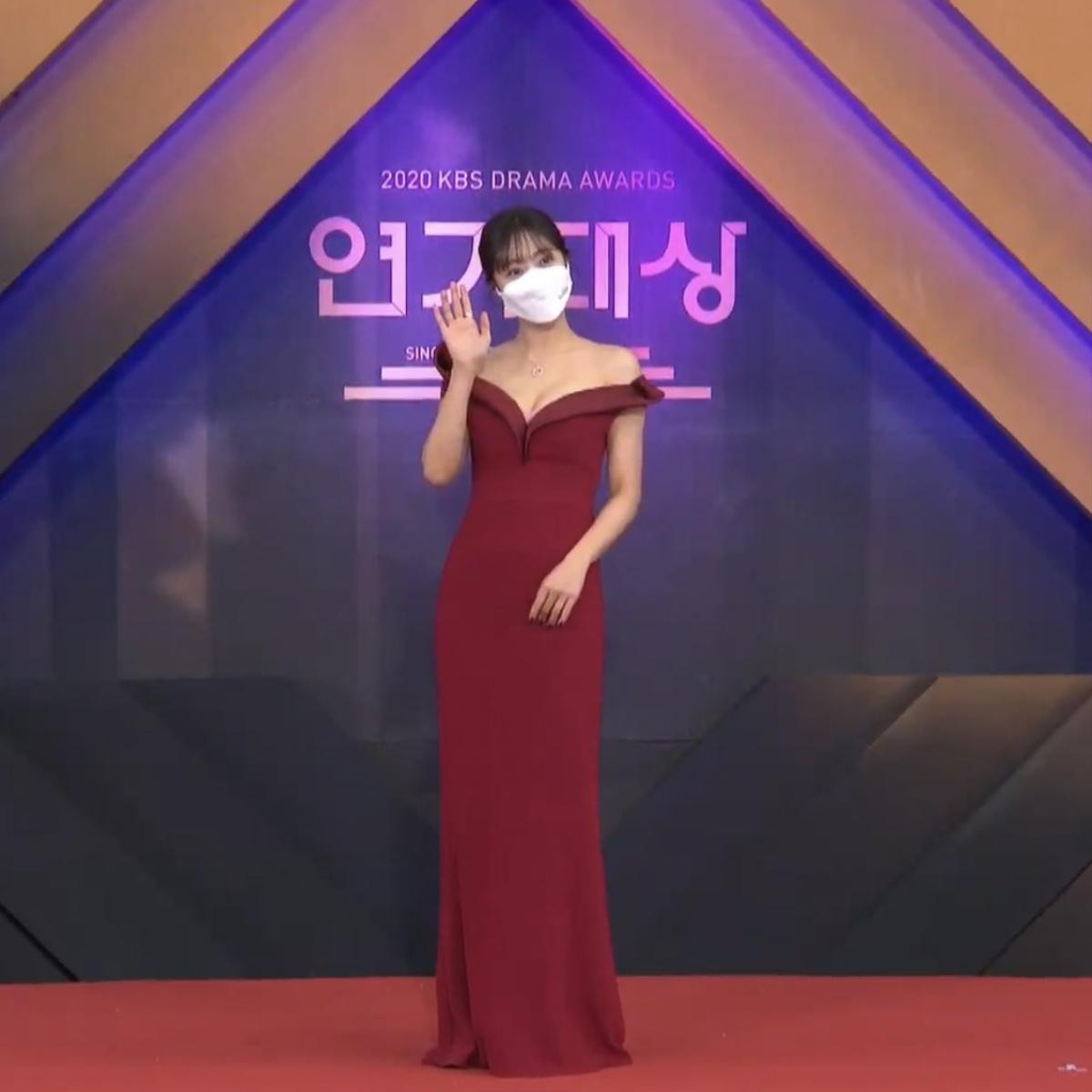 Thảm đỏ 'KBS Drama Awards 2020': Nana diện đầm cắt xẻ táo bạo, khoe chân dài miên man Ảnh 9