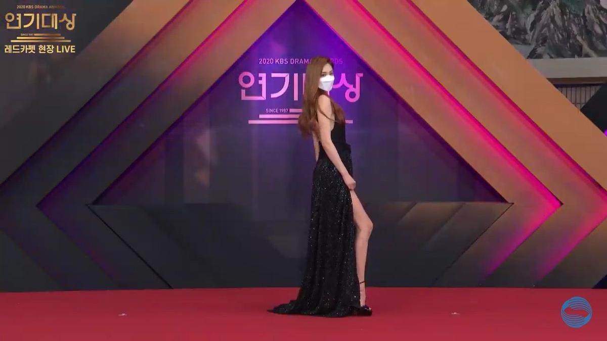 Thảm đỏ 'KBS Drama Awards 2020': Nana diện đầm cắt xẻ táo bạo, khoe chân dài miên man Ảnh 13