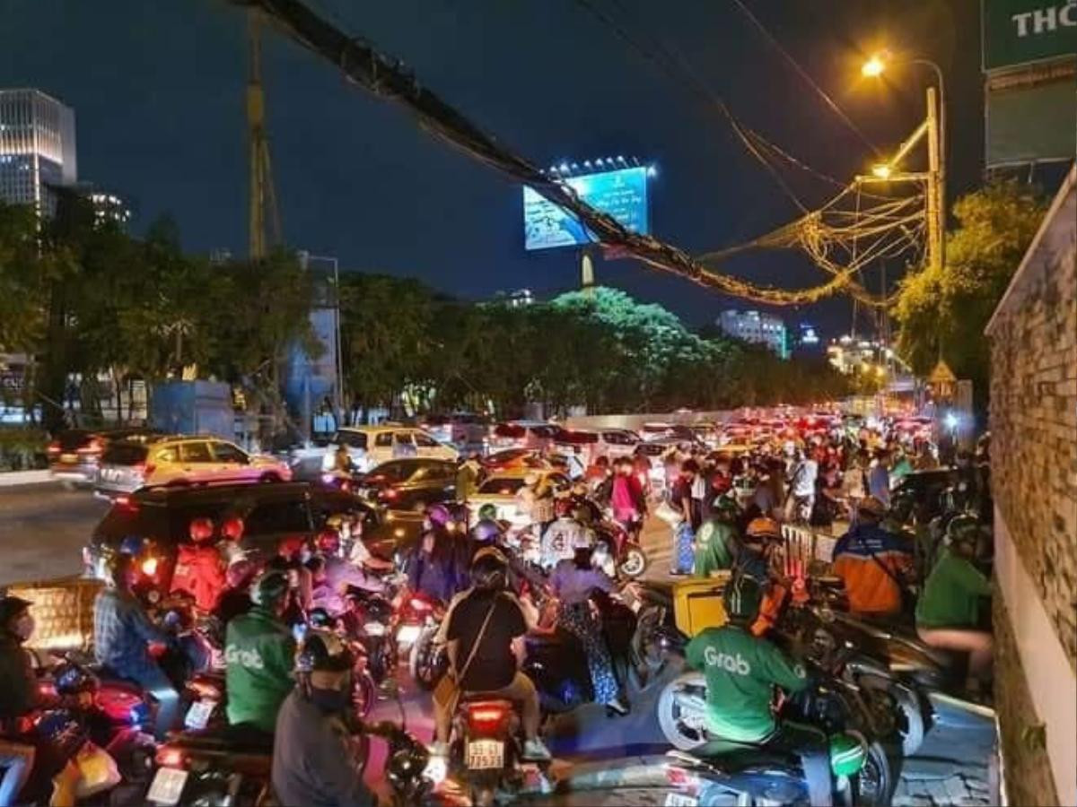 Người Sài Gòn háo hức ngóng chờ pháo bông tạm biệt năm cũ, đón mừng năm mới 2021 Ảnh 2