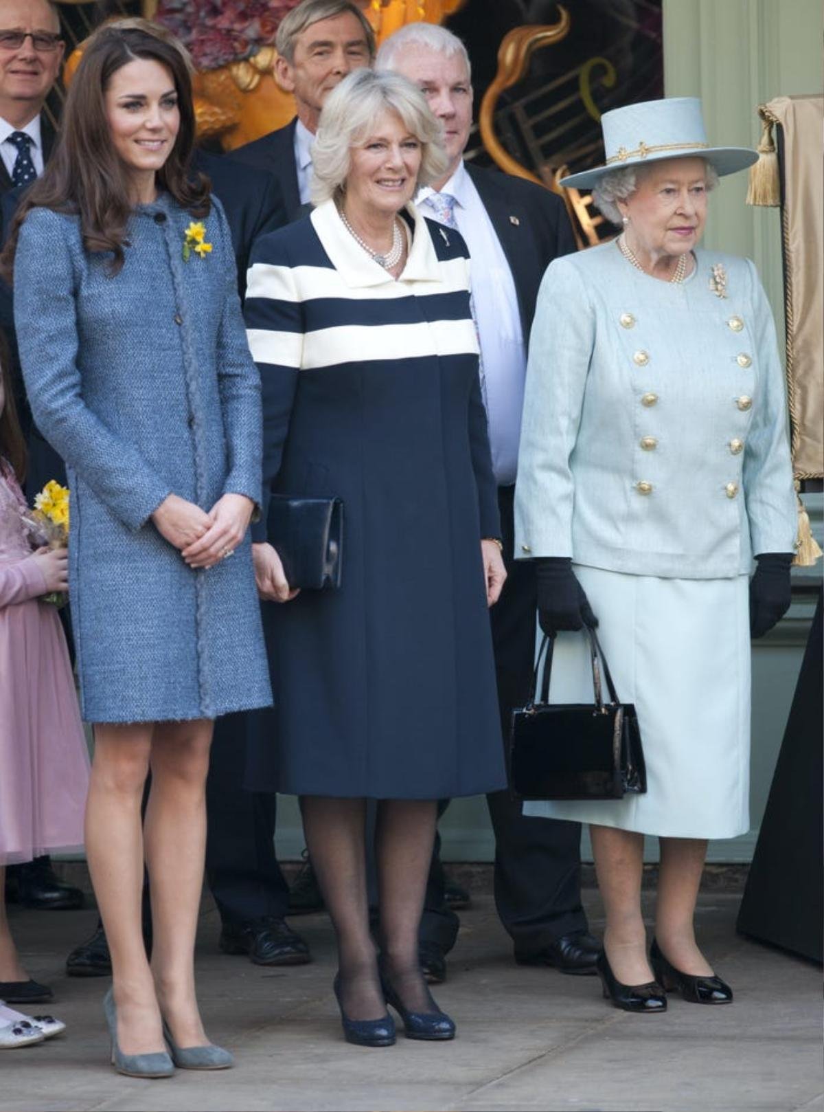 Kate Middleton học tập gu thời trang của Nữ hoàng Elizabeth II Ảnh 2