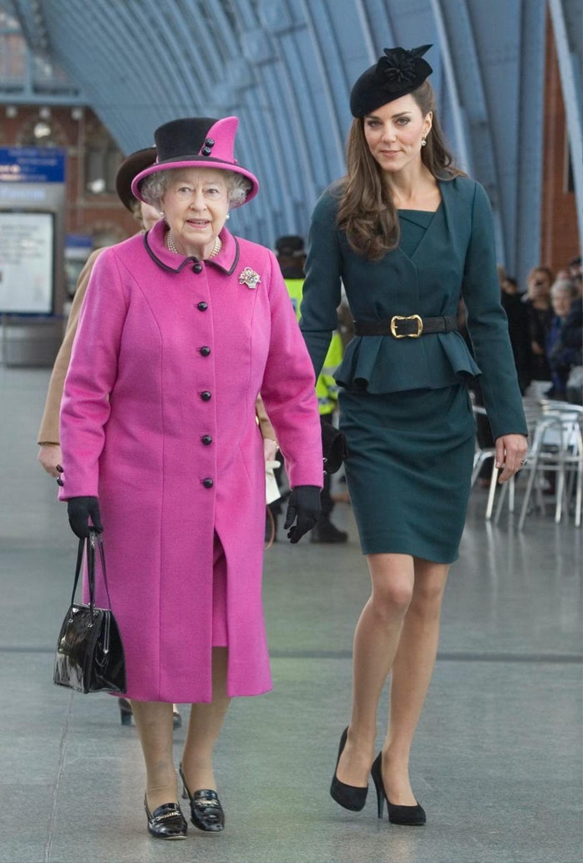 Kate Middleton học tập gu thời trang của Nữ hoàng Elizabeth II Ảnh 1