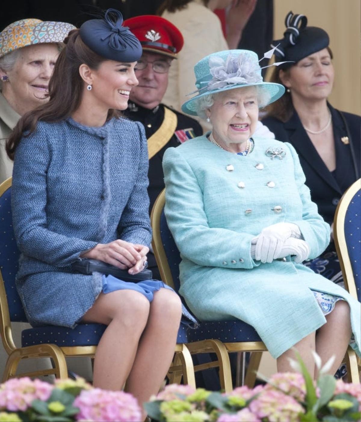 Kate Middleton học tập gu thời trang của Nữ hoàng Elizabeth II Ảnh 10