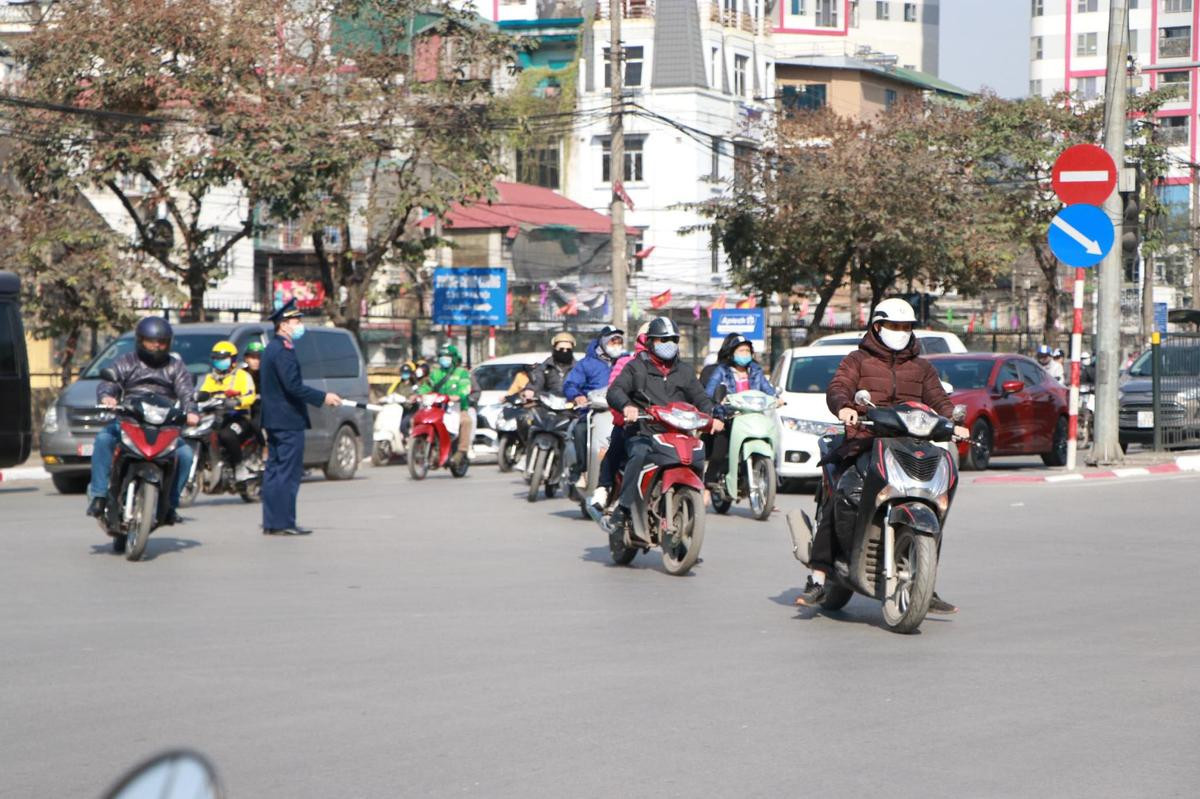 Cửa ngõ thủ đô Hà Nội ùn tắc, nhiều tuyến đường trung tâm vắng tanh trong ngày đầu tiên năm 2021 Ảnh 7