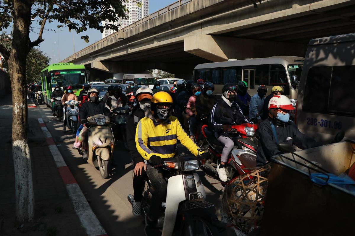 Cửa ngõ thủ đô Hà Nội ùn tắc, nhiều tuyến đường trung tâm vắng tanh trong ngày đầu tiên năm 2021 Ảnh 1