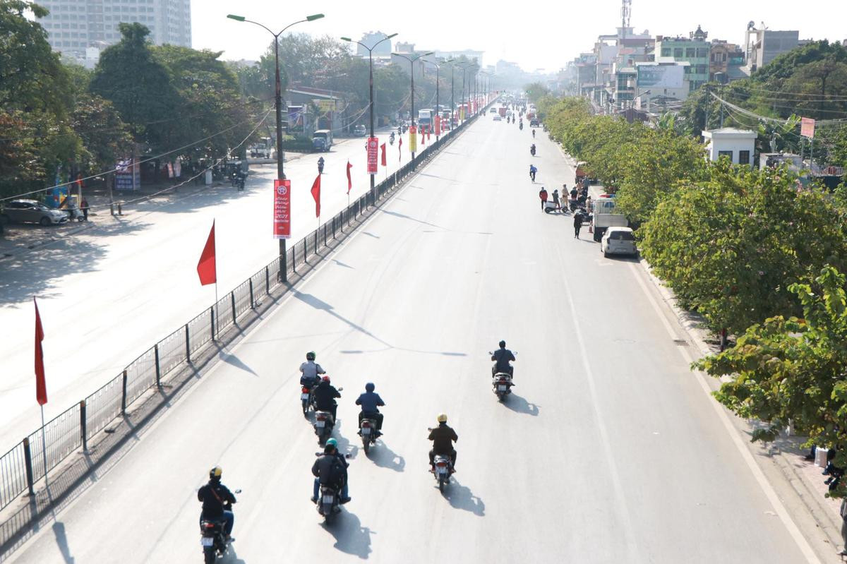 Cửa ngõ thủ đô Hà Nội ùn tắc, nhiều tuyến đường trung tâm vắng tanh trong ngày đầu tiên năm 2021 Ảnh 9