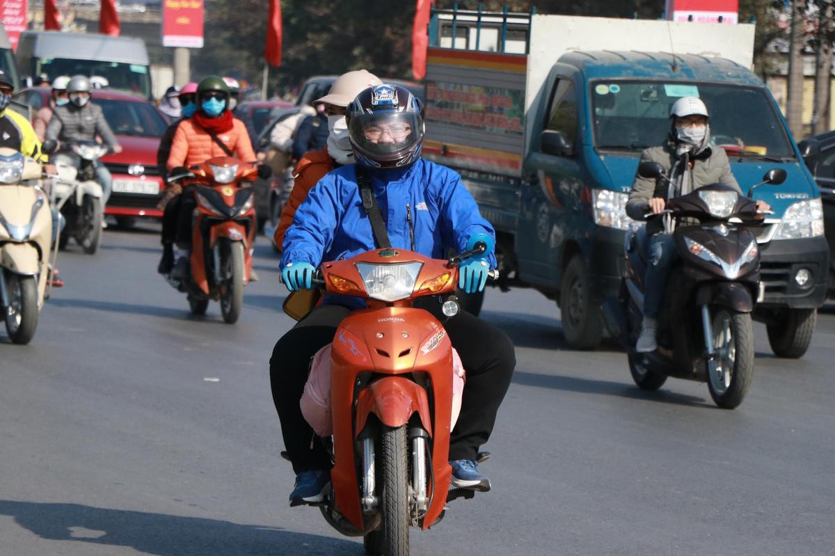 Cửa ngõ thủ đô Hà Nội ùn tắc, nhiều tuyến đường trung tâm vắng tanh trong ngày đầu tiên năm 2021 Ảnh 6